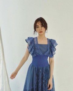 Blue Body-shaping Lace dress with waist tucked in