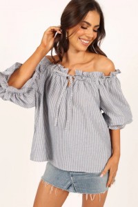 LEESA OFF-SHOULDER TOP – BLAUWE STREEP